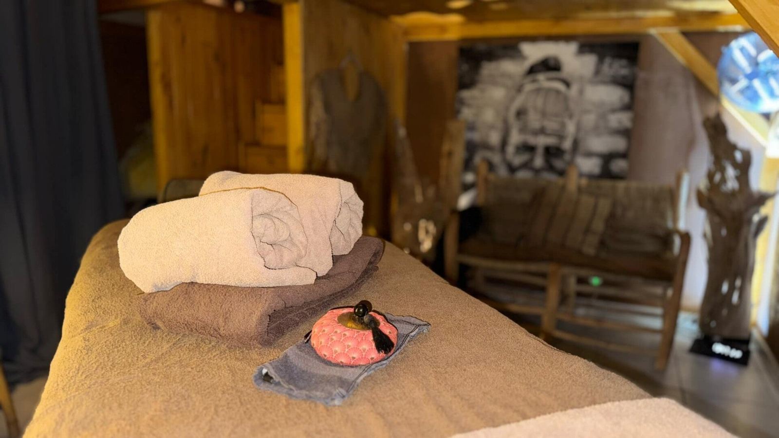 Table de massage et coin détente en bois