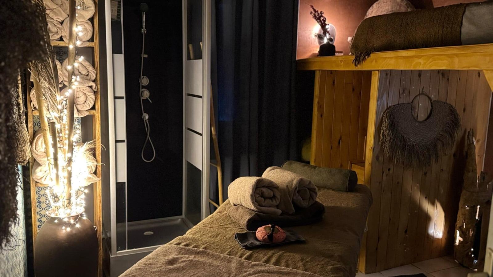 Vue de la salle de massage avec la douche et la mezzanine en bois