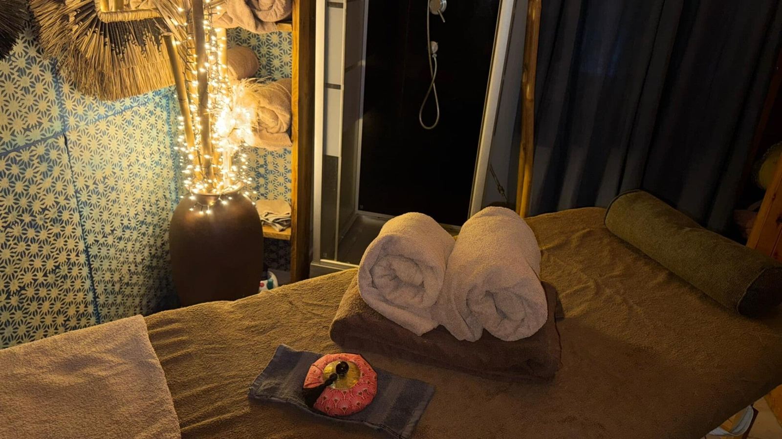 Table de massage préparée avec serviettes roulées